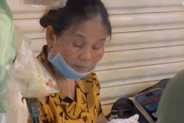 Chủ gánh hàng rong ở TPHCM bất ngờ nổi tiếng vì...  ngủ gật khi bán hàng