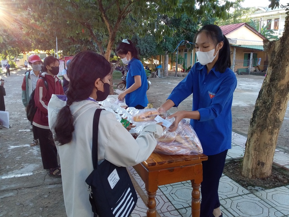 Trường học miền núi chuẩn bị bữa sáng, suất ăn trưa phục vụ thí sinh - 6 Trường học miền núi chuẩn bị bữa sáng, suất ăn trưa phục vụ thí sinh - 6