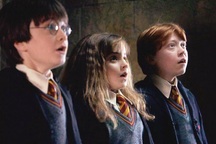 Người cha bất ngờ nhận ra cuốn sách cũ trên giá là cả một gia tài