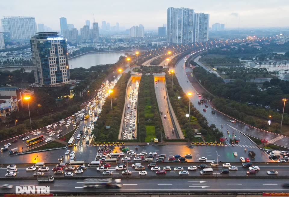 Hàng vạn người đội mưa về quê ăn Tết trong ngày làm việc cuối cùng của năm - 19 Hàng vạn người đội mưa về quê ăn Tết trong ngày làm việc cuối cùng của năm - 19