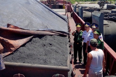 Bắt chiếc tàu chở hơn 3.500 tấn than không rõ nguồn gốc