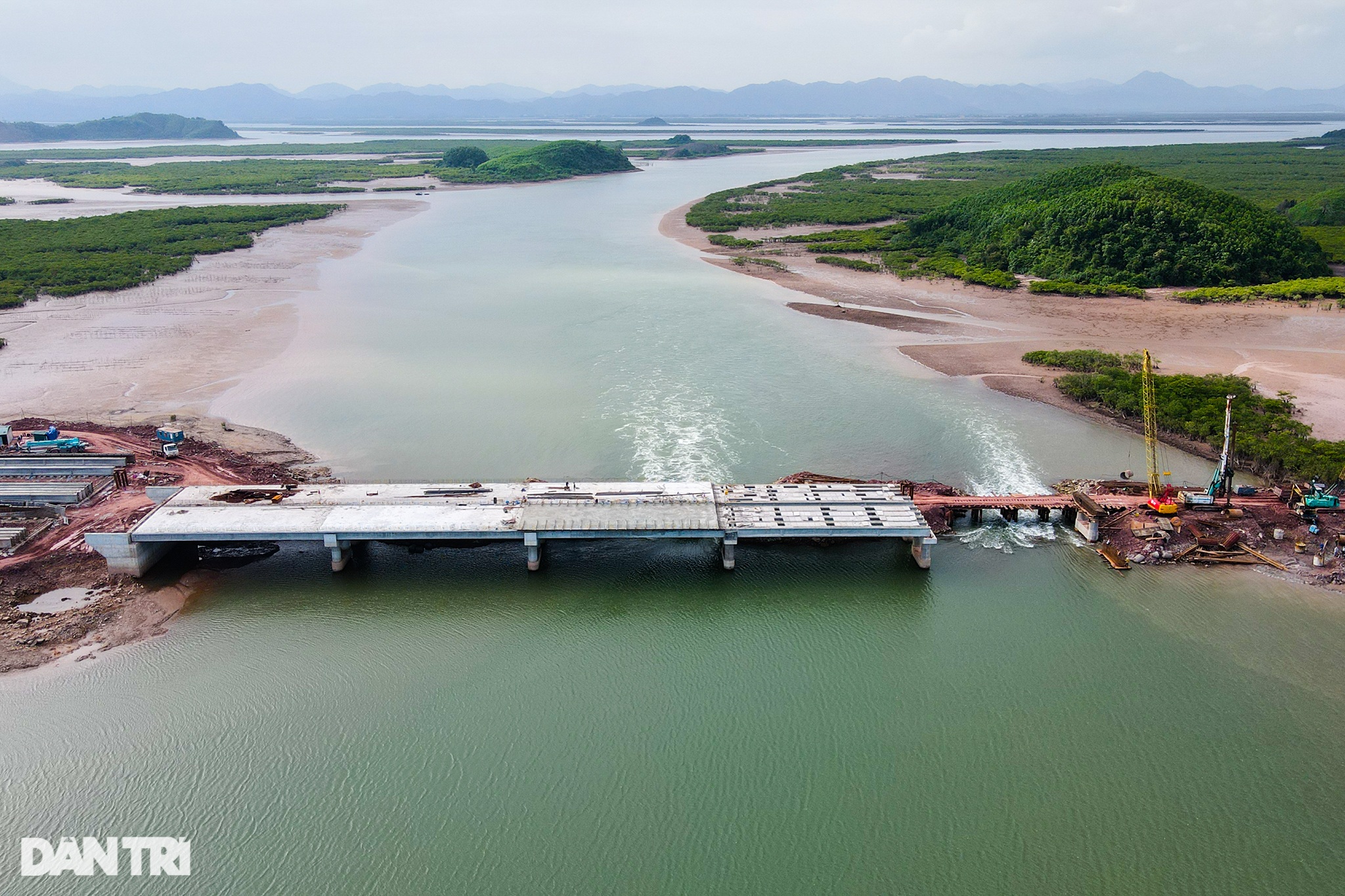 Quảng Ninh: Cầu trăm tỷ vượt biển Vân Đồn gấp rút hoàn thành dịp cuối năm - 2 Quảng Ninh: Cầu trăm tỷ vượt biển Vân Đồn gấp rút hoàn thành dịp cuối năm - 2
