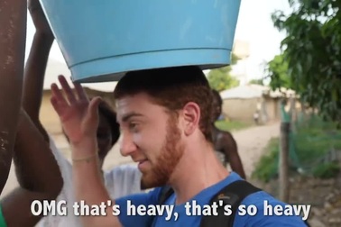 Nơi phụ nữ vác vật nặng bằng 70 % trọng lượng cơ thể lên đầu mà vẫn đi lại thoăn thoắt