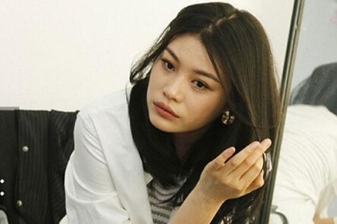 Người mẫu gợi cảm chỉ trích Chương Tử Di giả tạo là ai?