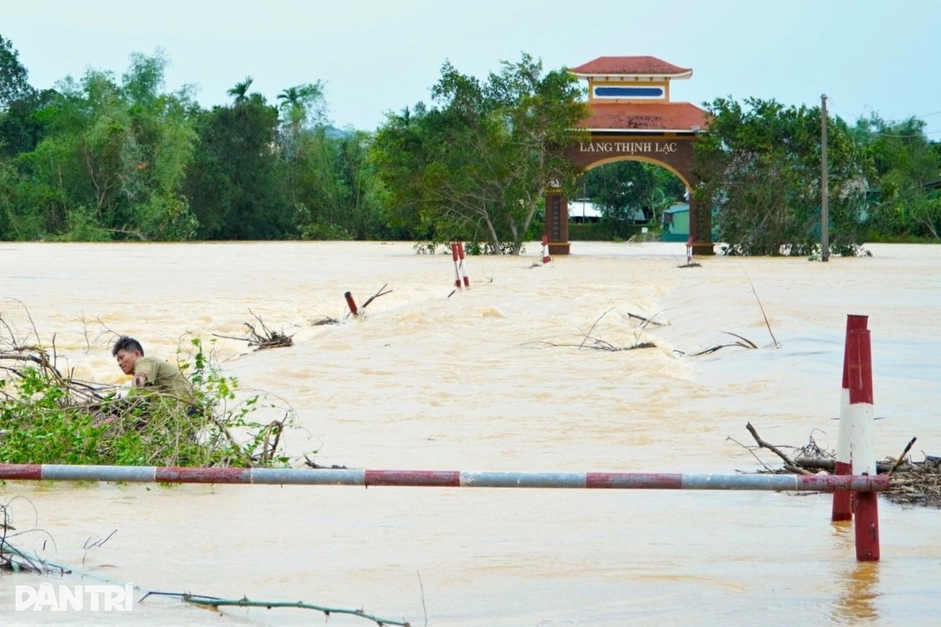Nhà vừa khắc phục xong lại bị bão Bualoi tàn phá, người dân bật khóc nức nở - 6