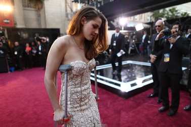 Kristen Stewart chống nạng dự Oscar!