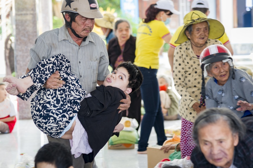 Vẫn ánh lên những nụ cười tin yêu cuộc sống - 4 Vẫn ánh lên những nụ cười tin yêu cuộc sống - 4