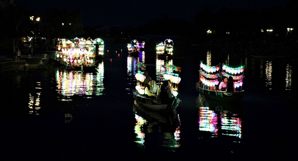 Du khách đổ về Hội An “xúng xính” check-in, dạo phố - 11