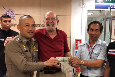 “Tài xế taxi trung thực nhất thế giới” trả lại hơn 230 triệu tiền mặt khách bỏ quên trên xe