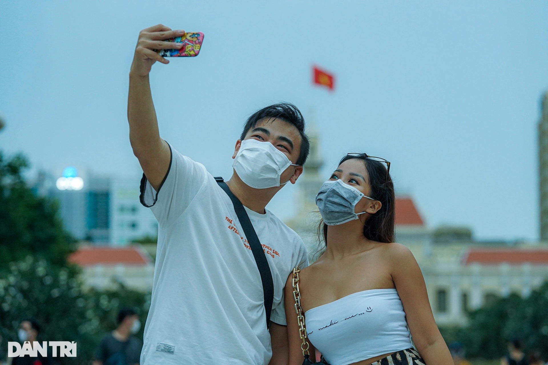 Phố đi bộ Nguyễn Huệ nhộn nhịp ngày cuối tuần khi TPHCM mở cửa - 2