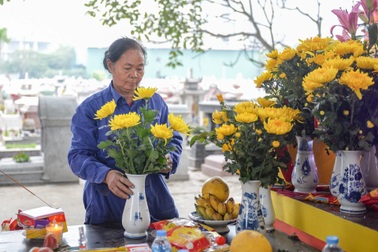 Nghề "lau dọn nhà cho người đã khuất" ở Hà Nội tất bật dịp cận Tết