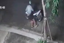 Tài xế GrabBike bị khách tạt nước vào mặt cướp xe máy