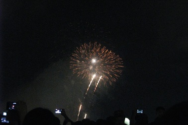 Đà Nẵng bắn pháo hoa trên bãi biển chào năm mới