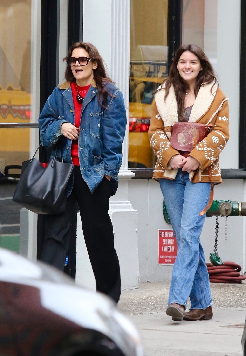 At 17 years old, Tom Cruise's daughter attracts attention every time she walks down the street - 1