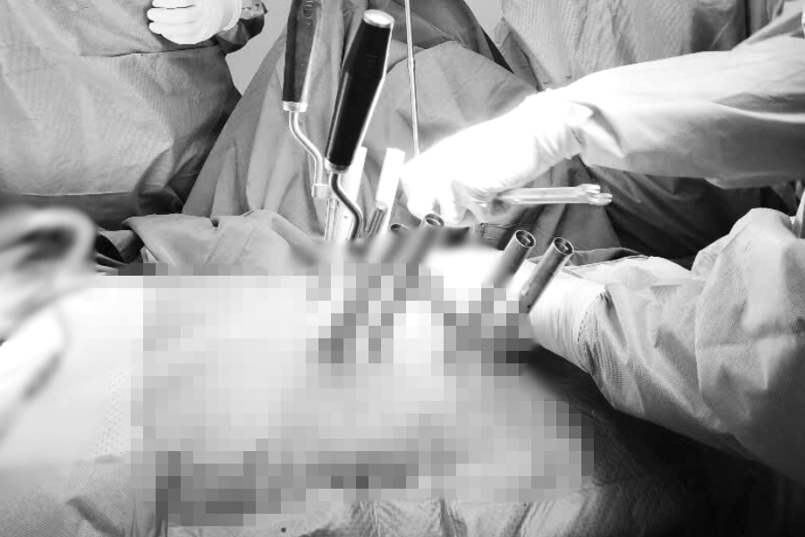 Thang máy đứt cáp rơi thẳng xuống đất, một phụ nữ gãy cột sống nặng nề - 1