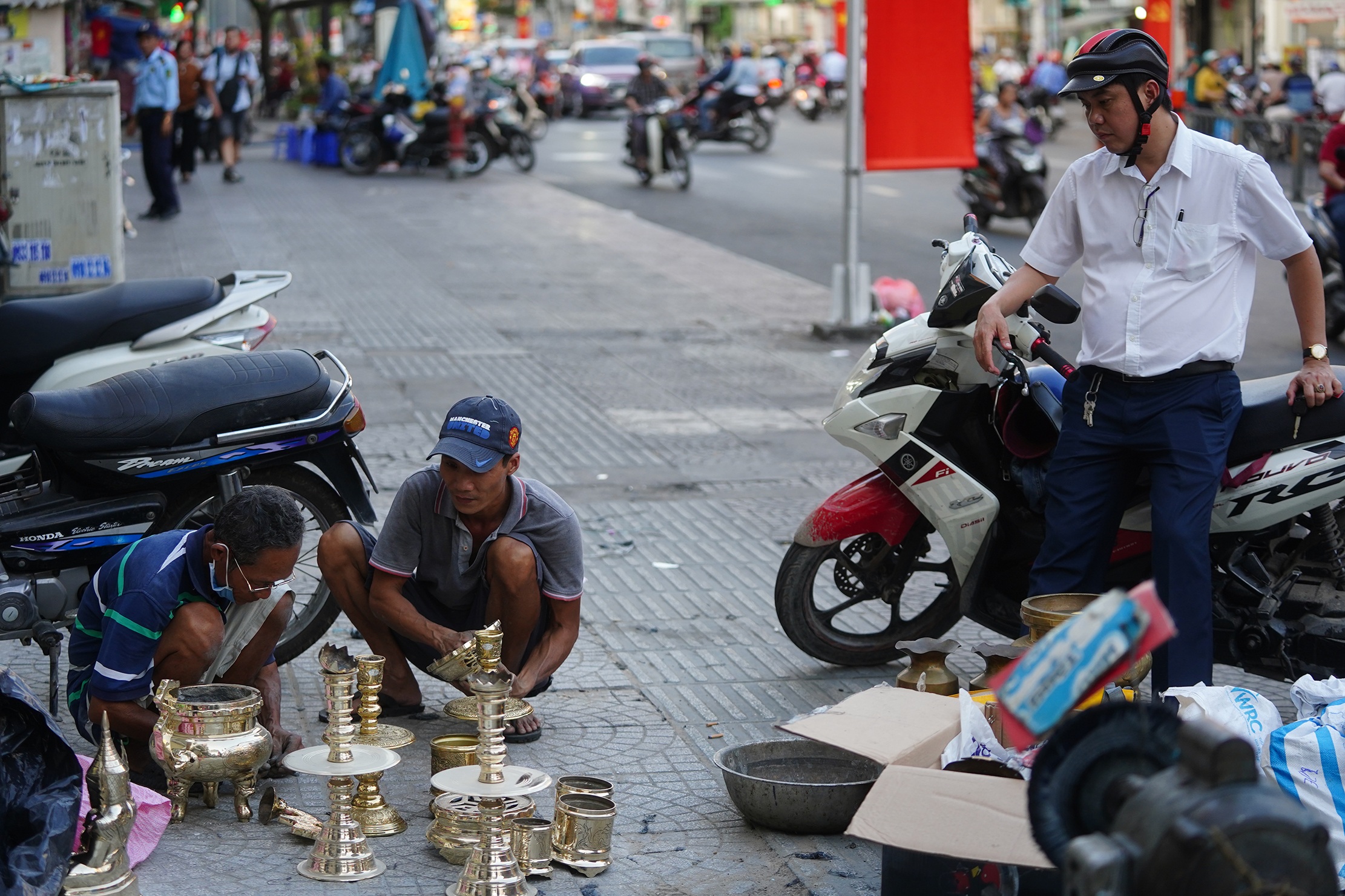 Đệ nhất cao thủ đánh bóng lư đồng Sài Gòn - 25 Đệ nhất cao thủ đánh bóng lư đồng Sài Gòn - 25