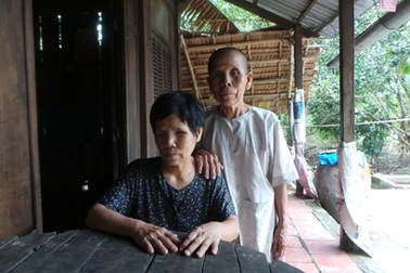 Cụ bà nghèo mù lòa mong “sư trụ trì ở biệt thự” trả nợ!