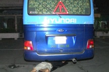 Tài xế vi phạm chui dưới gầm xe ô tô rồi… đe dọa công an