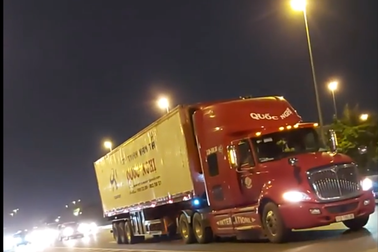 Phẫn nộ xe container bất chấp pháp luật, chạy lùi trên đường Võ Nguyên Giáp