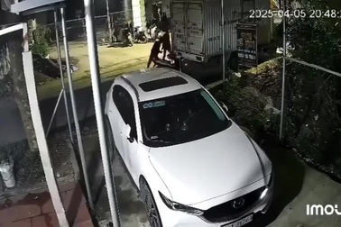 Thanh niên điều khiển xe máy lao vào đuôi xe tải đang đậu ven đường