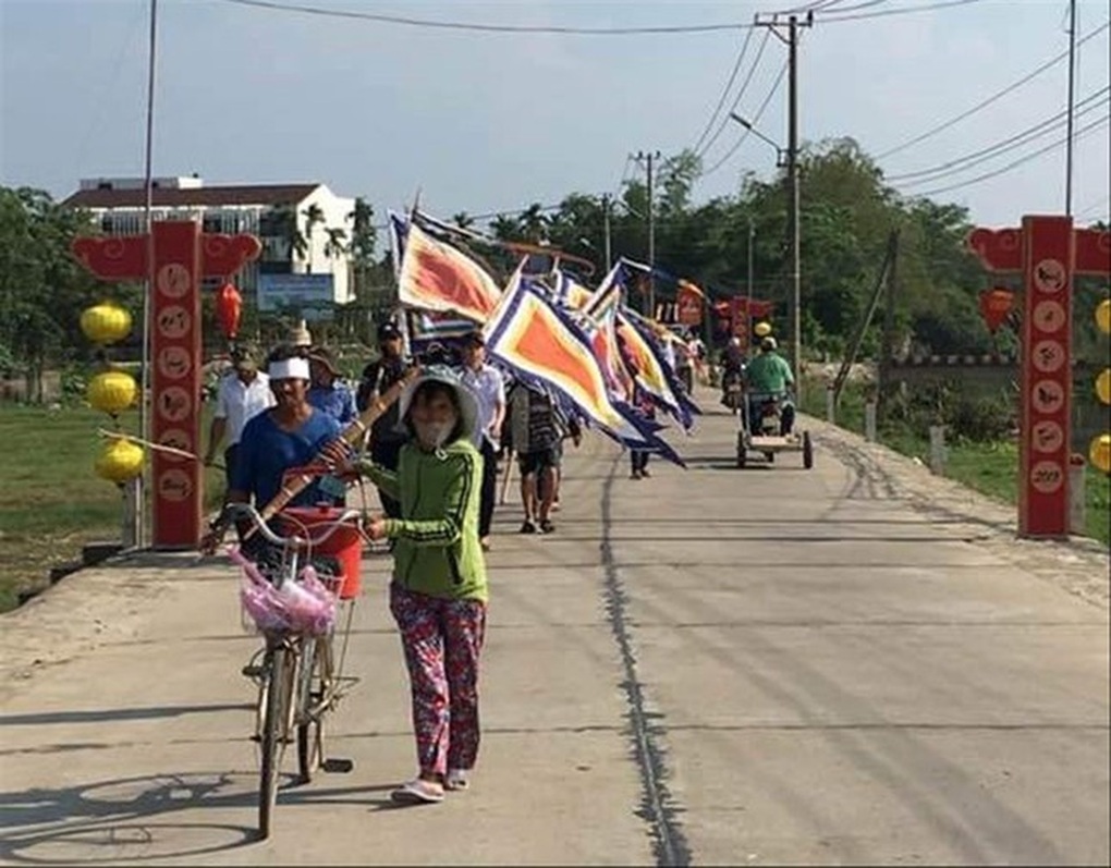 Cả làng lo tang người chịu tang cả làng - 1 Cả làng lo tang người chịu tang cả làng - 1