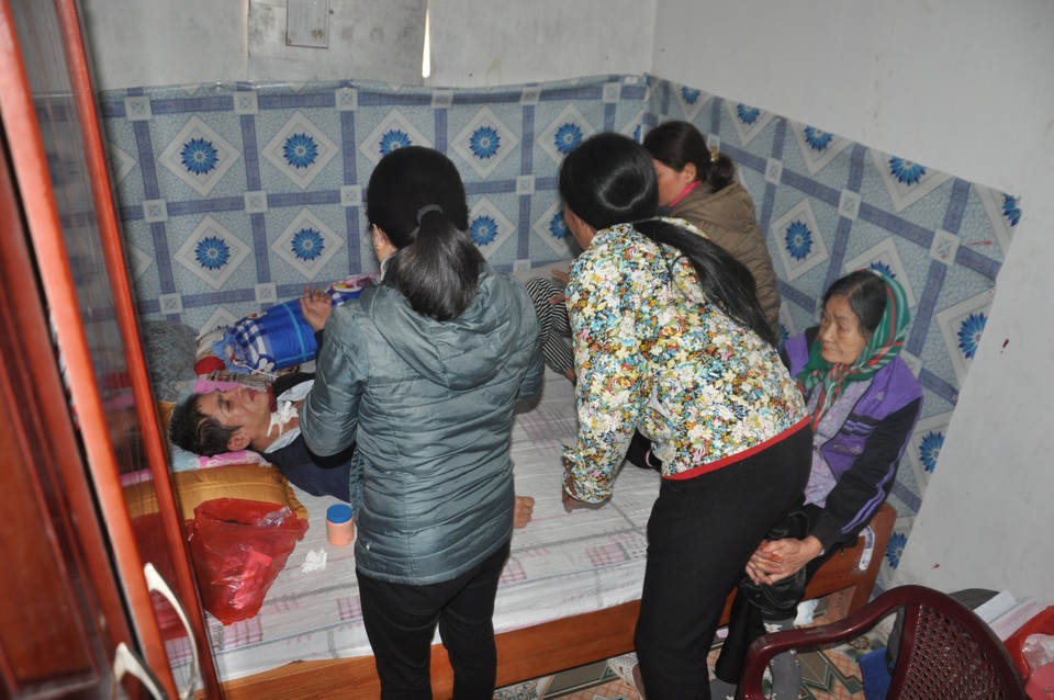 Người phụ nữ bị vỡ mạch máu não, dân làng cầu xin cho chị đi viện - 2 Người phụ nữ bị vỡ mạch máu não, dân làng cầu xin cho chị đi viện - 2