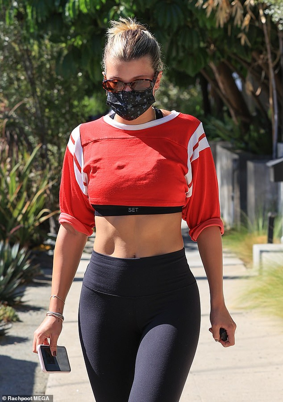 Sofia Richie khoe cơ bụng săn chắc trên phố - 1