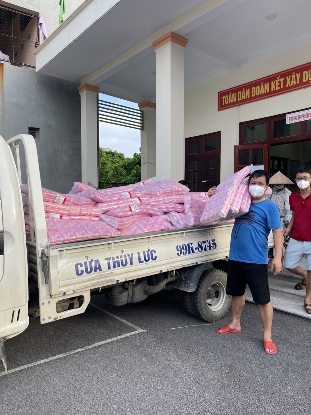 Tình nguyện viên trong tâm dịch: Người ta gọi chúng tôi… ăn no rửng mỡ - 5 Tình nguyện viên trong tâm dịch: Người ta gọi chúng tôi… ăn no rửng mỡ - 5