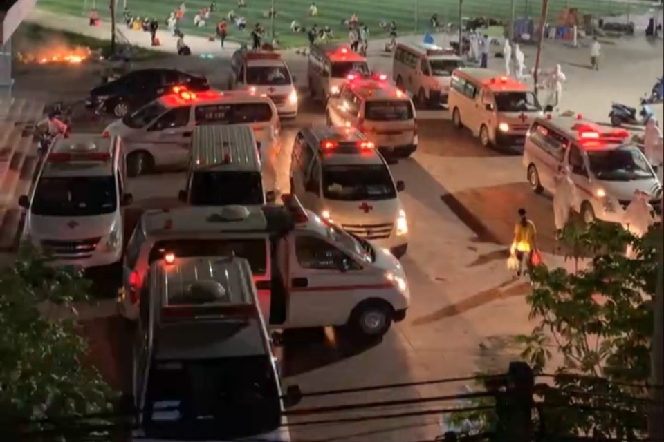 Bắc Giang: Xe cứu thương hối hả đưa cả nghìn công nhân đi cách ly trong đêm - 1 Bắc Giang: Xe cứu thương hối hả đưa cả nghìn công nhân đi cách ly trong đêm - 1