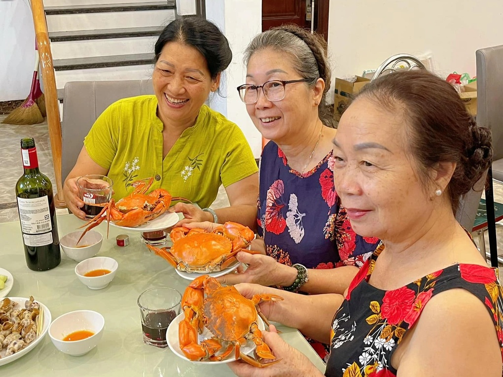 គ្រួសារនៅទីក្រុងហាណូយនាំយកក្តាម ១៥ គីឡូក្រាម និងពងចំនួន ១០០ ដល់ Sam Son - ២ Gia đình ở Hà Nội mang 15kg cua, 100 quả trứng du lịch Sầm Sơn - 2