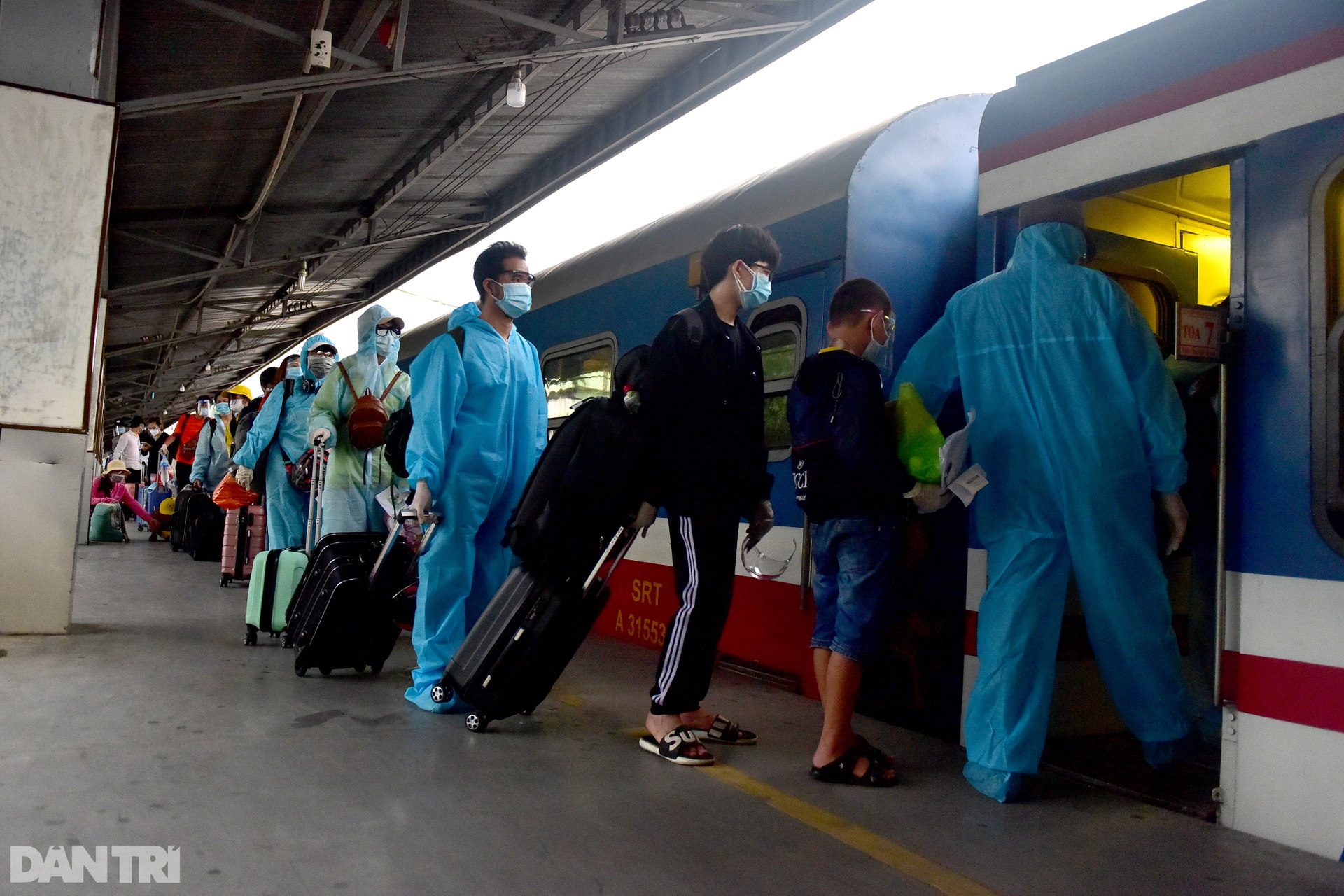 720 công dân Hà Tĩnh lên tàu rời Sài Gòn về quê tránh dịch - 9