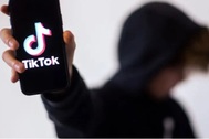 Phá đường dây buôn người trên TikTok, hơn 500 cô gái trẻ bị bán vào ổ chứa