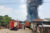 Cháy công ty nội thất ở Bình Dương, công nhân hỗ trợ dập lửa