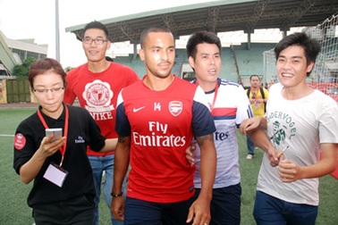 Các ngôi sao Arsenal bị quây bởi cả trăm cầu thủ nhí