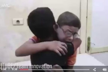 Nghẹn lòng cảnh 2 cậu bé Syria ôm nhau khóc khi biết anh trai qua đời