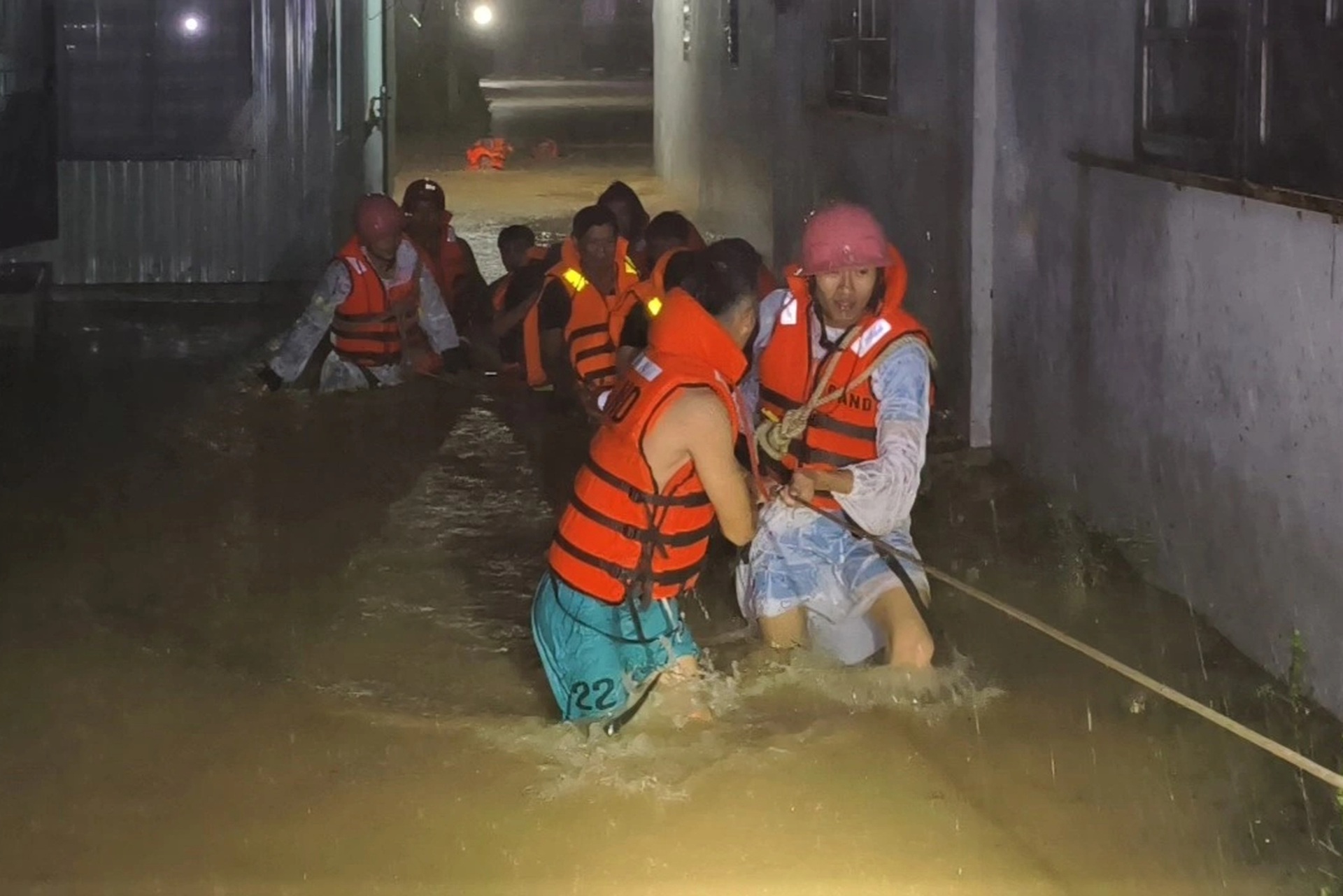 Dân chèo thuyền trên mái nhà, có người chỉ kịp ôm 2 con chó chạy lũ dữ - 8 Dân chèo thuyền trên mái nhà, có người chỉ kịp ôm 2 con chó chạy lũ dữ - 8