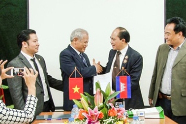 Quốc vụ Khanh vương quốc Campuchia giao lưu với sinh viên Đại học Đông Đô