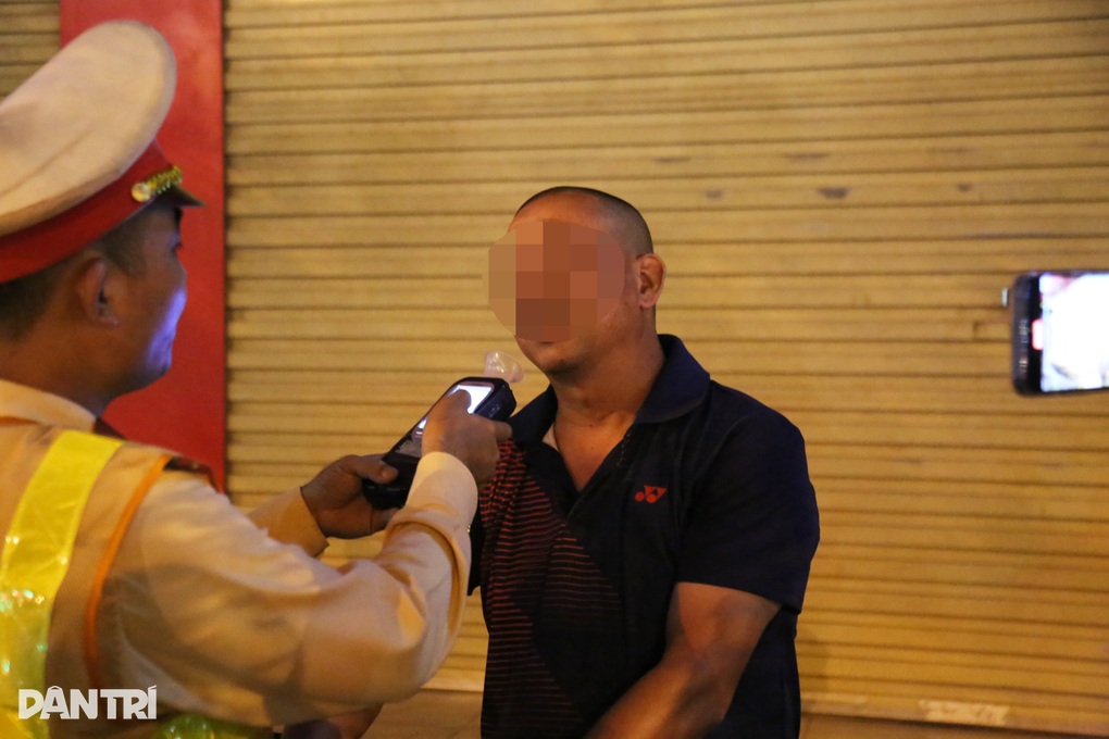 Vui liên hoan với bạn trong xóm trọ, nam sinh Hà Nội dính nồng độ cồn - 3 Vui liên hoan với bạn trong xóm trọ, nam sinh Hà Nội dính nồng độ cồn - 3