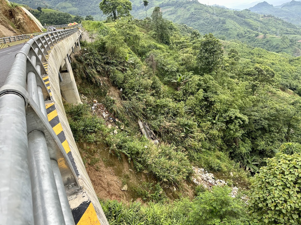Xe tải lao xuống vực sâu ở Lào Cai, 3 người trọng thương - 4 Xe tải lao xuống vực sâu ở Lào Cai, 3 người trọng thương - 4