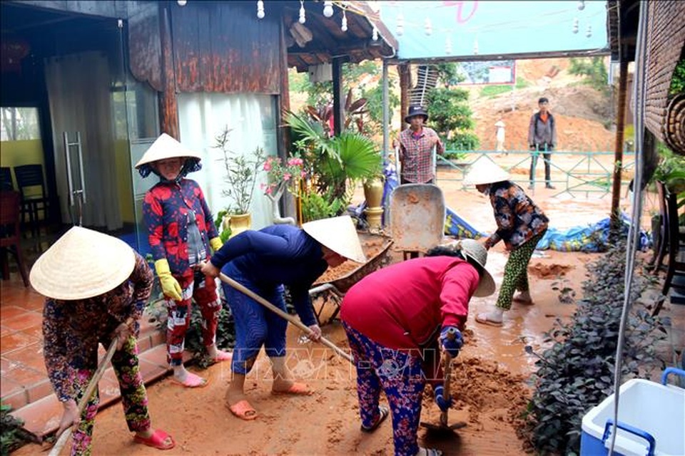 Cát đỏ trên đồi đổ ập xuống vùi lấp phương tiện, nhà dân ở Mũi Né - 6 Cát đỏ trên đồi đổ ập xuống vùi lấp phương tiện, nhà dân ở Mũi Né - 6