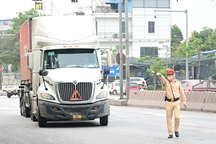 Tạm giữ hình sự tài xế ô tô đầu kéo dùng giấy phép lái xe giả