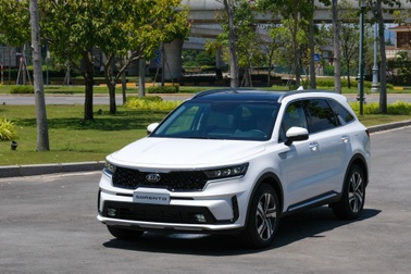 Kia Sorento giảm giá gần 100 triệu, thêm trang bị để đấu Hyundai Santa Fe