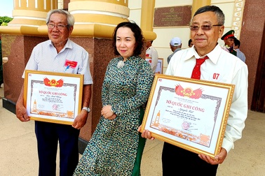 Vỡ òa cảm xúc khi Tổ quốc ghi công liệt sĩ