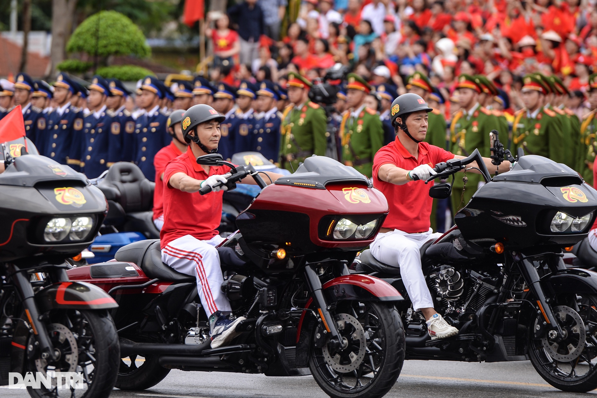 Ngắm dàn siêu mô tô trong lễ diễu hành kỷ niệm 70 năm Giải phóng Hải Phòng - 11 Ngắm dàn siêu mô tô trong lễ diễu hành kỷ niệm 70 năm Giải phóng Hải Phòng - 11