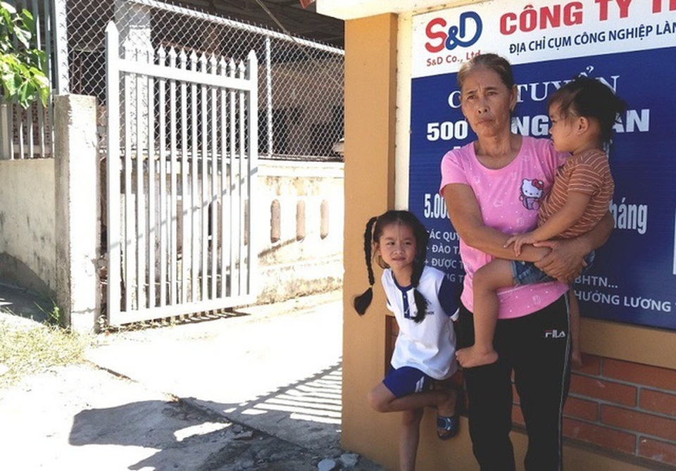 Vụ người dân phải trèo cổng ủy ban xã để vào nhà: Xã thừa nhận sai sót! - 1 Vụ người dân phải trèo cổng ủy ban xã để vào nhà: Xã thừa nhận sai sót! - 1