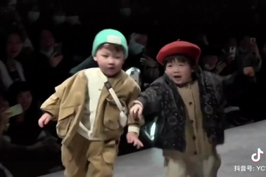 Bật cười với những biểu cảm đáng yêu của dàn người mẫu nhí trên sàn catwalk