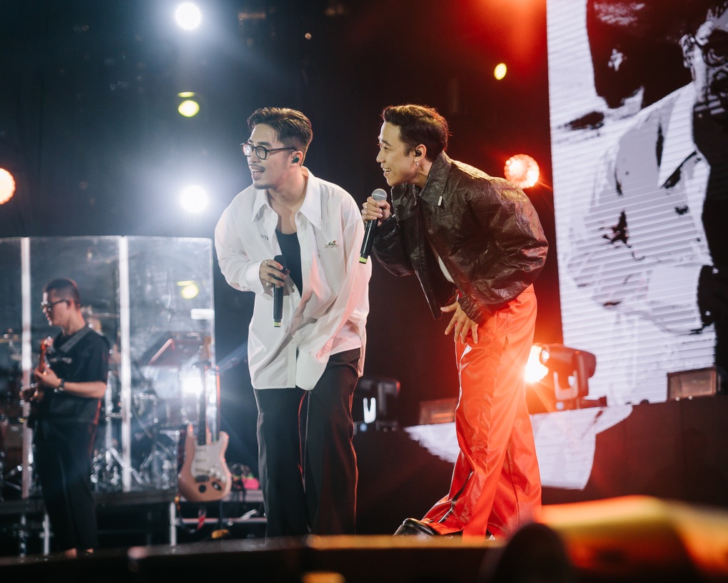 Vũ cháy hết mình trong concert Một vạn năm - 3 Vũ cháy hết mình trong concert Một vạn năm - 3