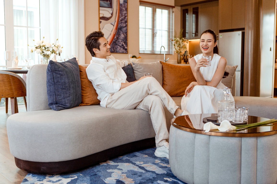 Đông Nhi - Ông Cao Thắng lái xe mui trần dạo biển Phan Thiết - 7