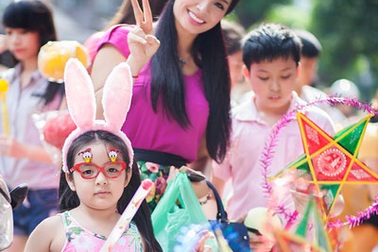 Cựu người mẫu Thúy Hằng cùng hai con đi chợ Trung thu