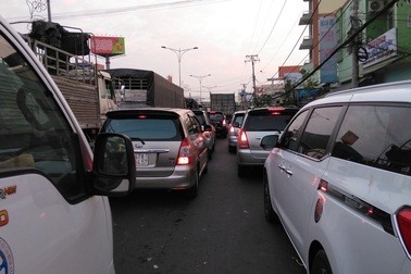 Ô tô “rồng rắn” chờ qua cầu Rạch Miễu, trạm BOT phải xả